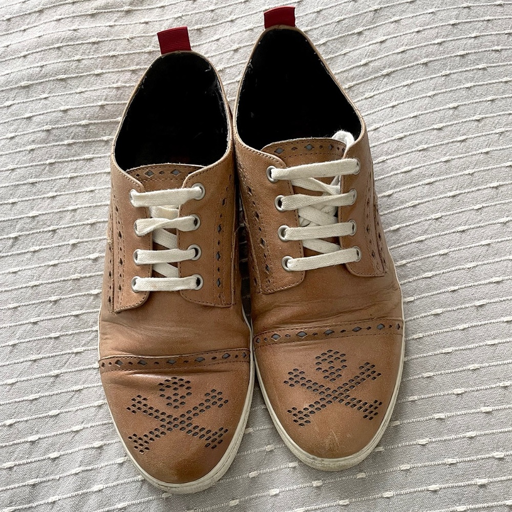 Kenneth Cole Criss Cross skull and crossbones sneakers Size 10M  vintage